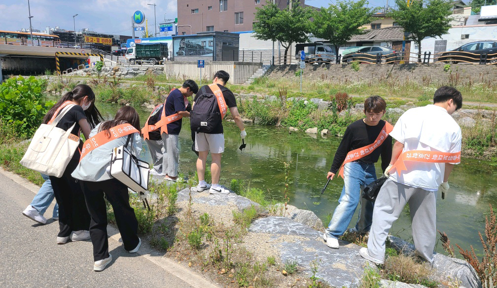 우송정보대학 대동천 일원에서 그린로드 플로깅 행사 실시